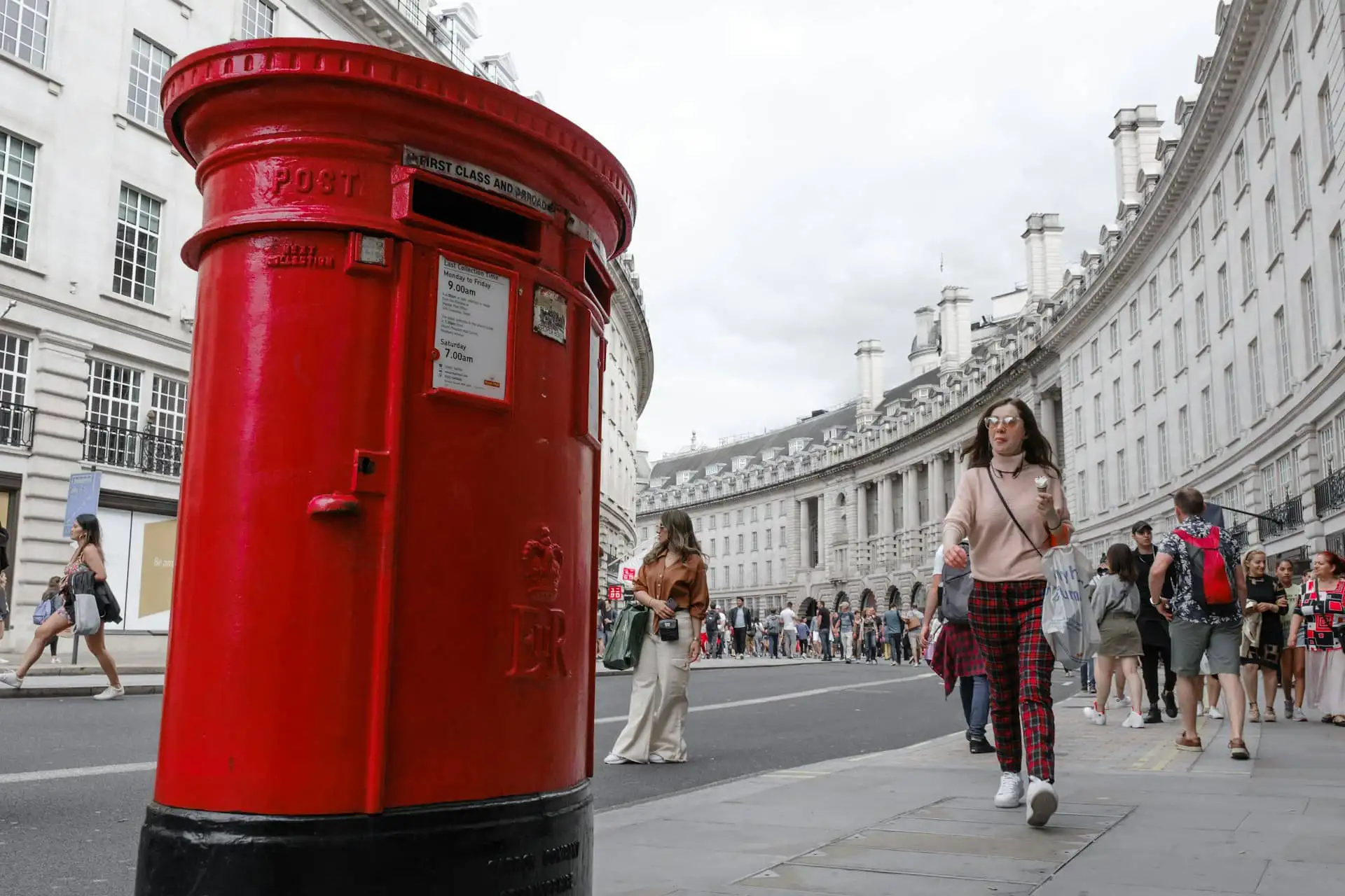 Britain needs finance sector strategy to tap foreign billions, report says