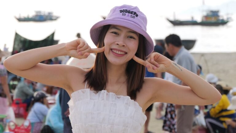 9 Casual Bucket Hat Outfits That Are Totally Wearable