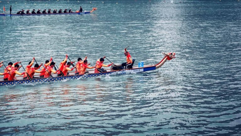 Foreigners learn more about Chinese culture at annual dragon boat race in Tianjin